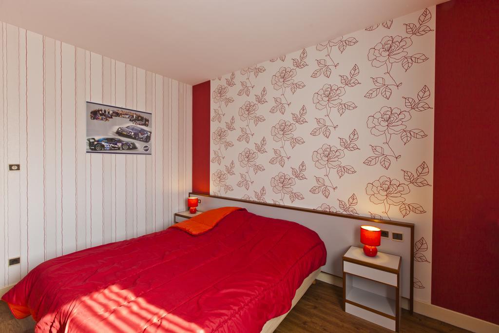 Cit'Hotel Du Circuit Маньи-Кур Экстерьер фото