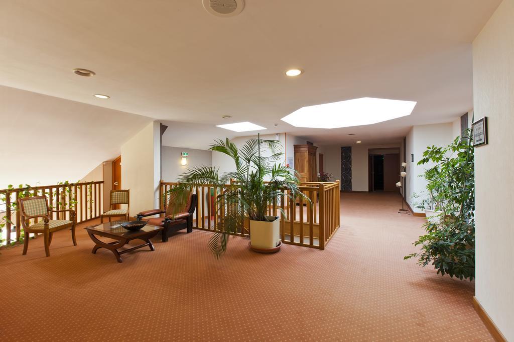 Cit'Hotel Du Circuit Маньи-Кур Экстерьер фото