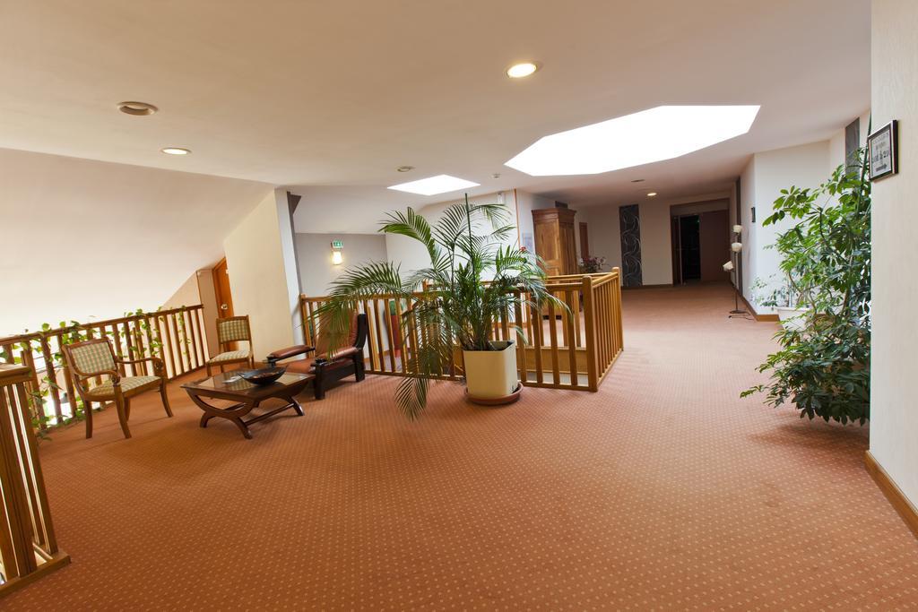 Cit'Hotel Du Circuit Маньи-Кур Экстерьер фото