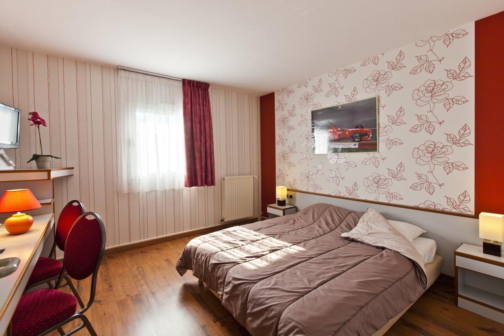Cit'Hotel Du Circuit Маньи-Кур Экстерьер фото