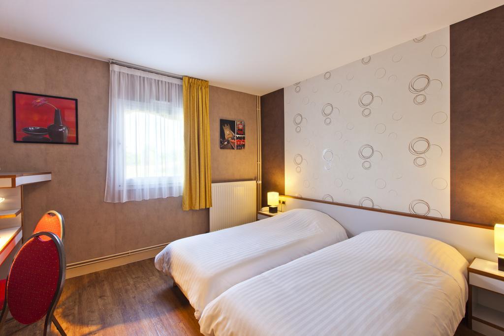 Cit'Hotel Du Circuit Маньи-Кур Экстерьер фото