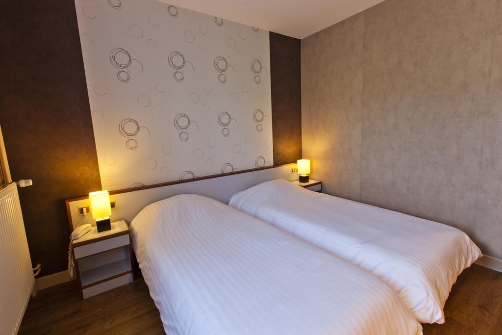 Cit'Hotel Du Circuit Маньи-Кур Экстерьер фото